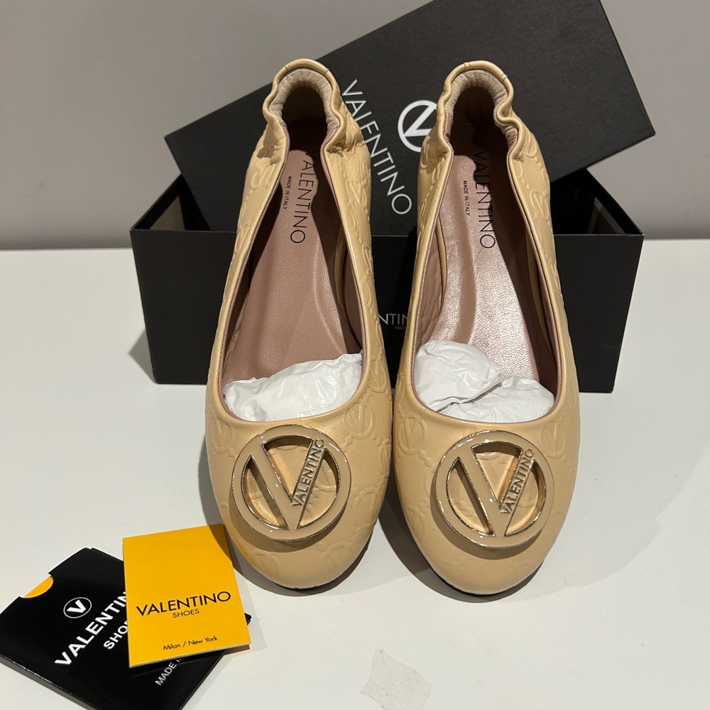 Valentino by Mario Valentino
Calliope Leather Flat size 9